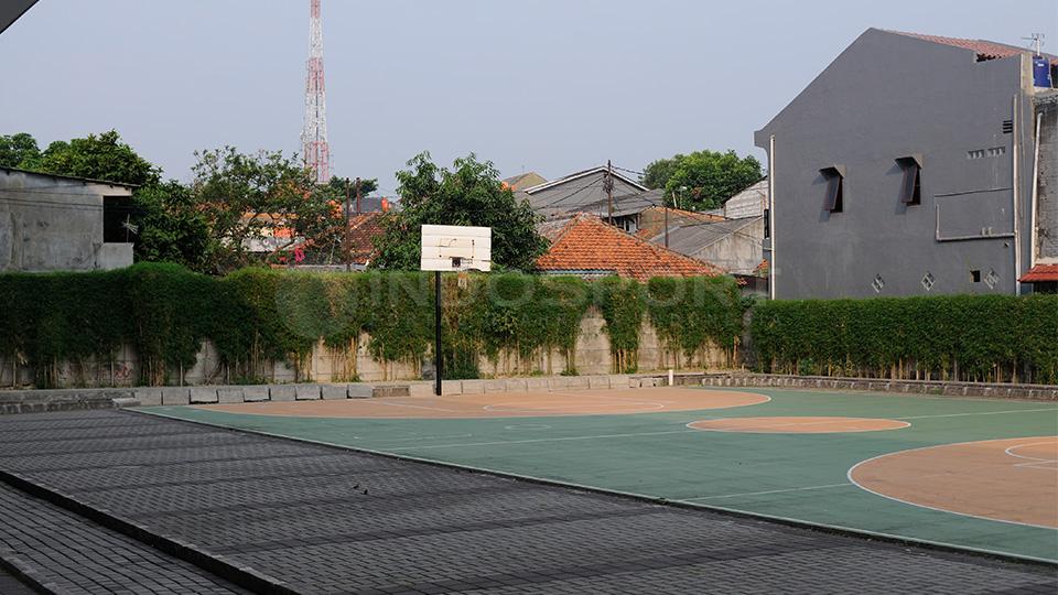 Taufik Hidayat Arena juga memiliki fasilitas olahraga lain seperti lapangan basket dan gym.